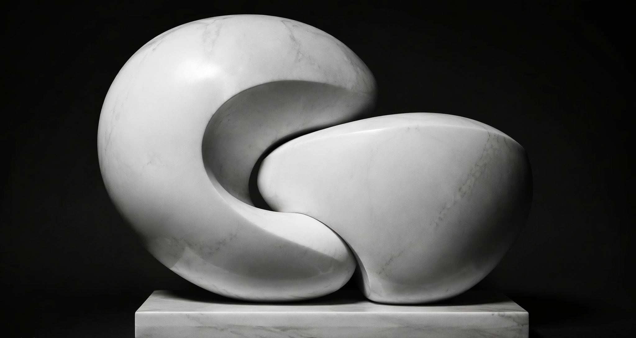 Escultura abstracta de dos formas entrelazadas